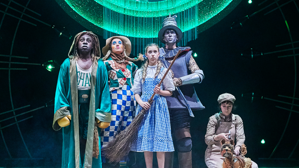 The Wizard of Oz Mirror Head Takes Centre Stage Dynamic Projection